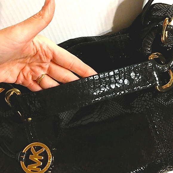 👜Must See! Gorgeous MICHAEL KORS Black Python Embossed Leather Shoulder H… - Picture 13 of 16